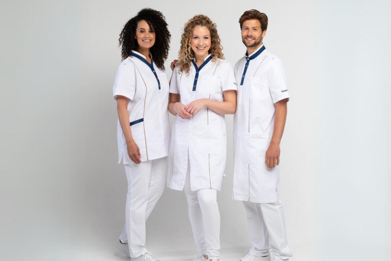 Zorg & beauty bedrijfskleding – Kusters Bedrijfskleding Zorg en beauty bedrijfskleding – comfortabele zorgjassen, polo’s en tunieken met logo van Kusters Bedrijfskleding