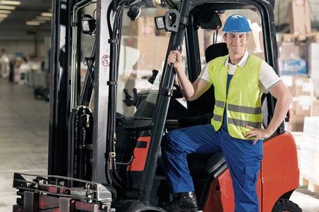 Logistiek & transport bedrijfskleding – Kusters Bedrijfskleding Logistiek en transport bedrijfskleding – reflecterende jassen, comfortabele werkbroeken en sweaters voor magazijn en chauffeurs