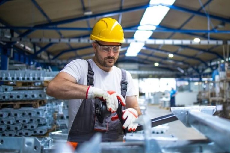 Industrie & techniek werkkleding – Kusters Bedrijfskleding Industrie en techniek werkkleding – slijtvaste werkbroeken, overalls en jassen voor monteurs en technici van Kusters Bedrijfskleding